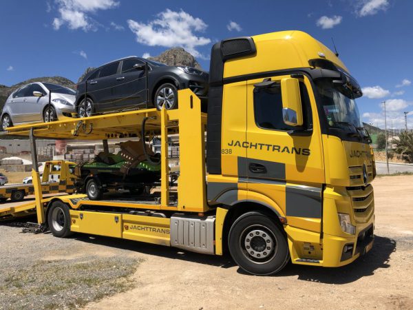 Transport de voiture de luxe par camion en France et en Europe