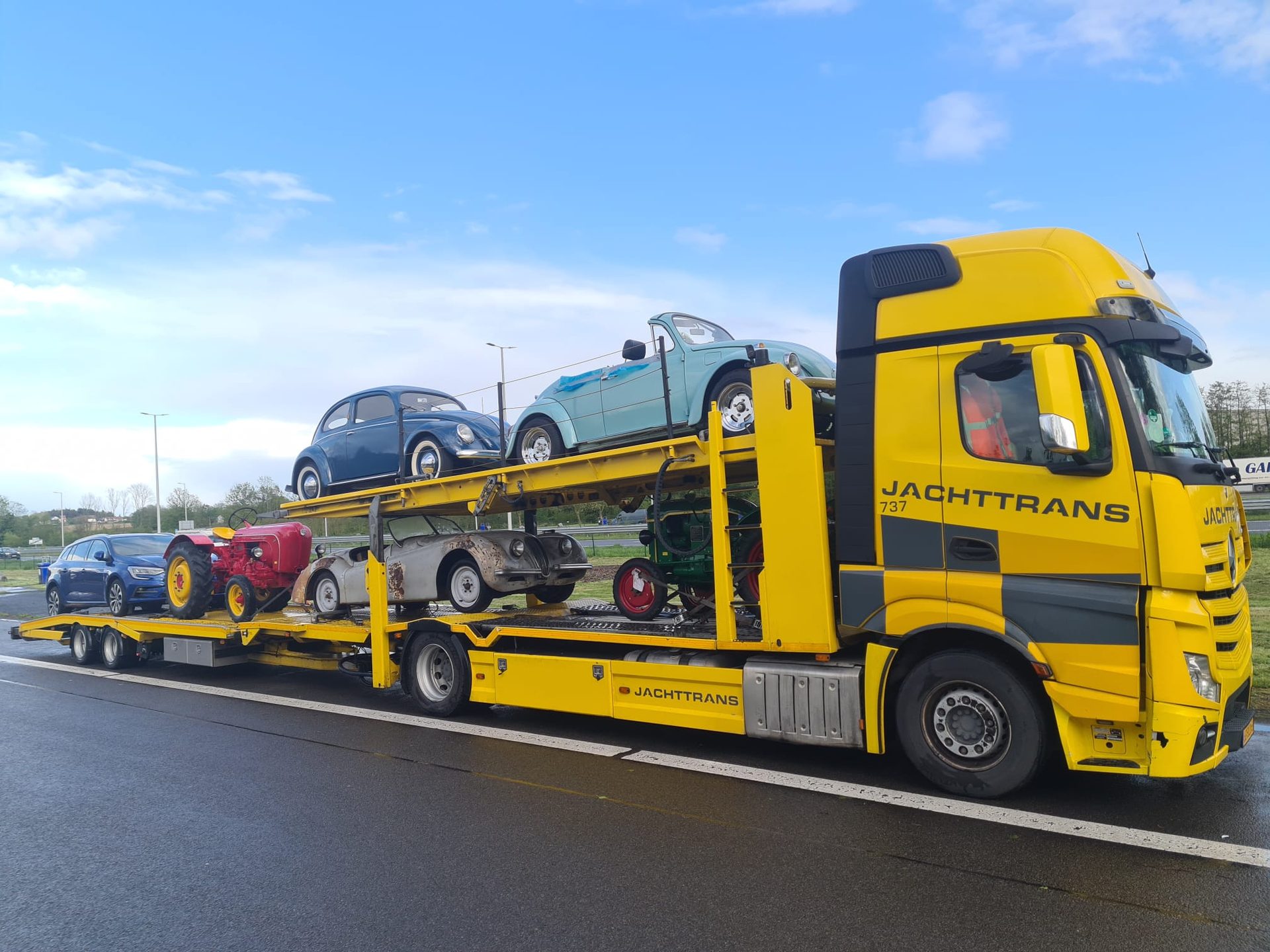 Jachttrans autotransporter beladen met klassieke auto's en oldtimers