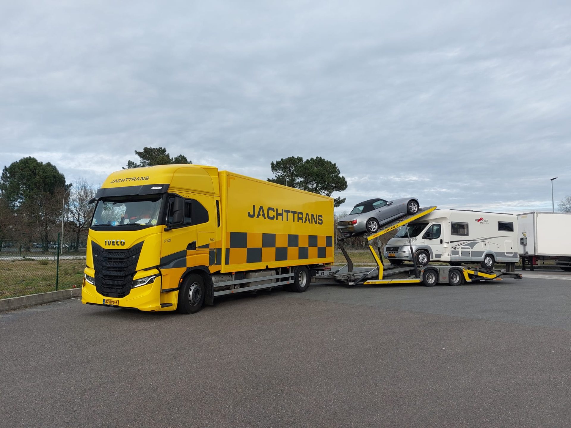 Gesloten Jachttrans vrachtwagen met trailer voor camper en auto
