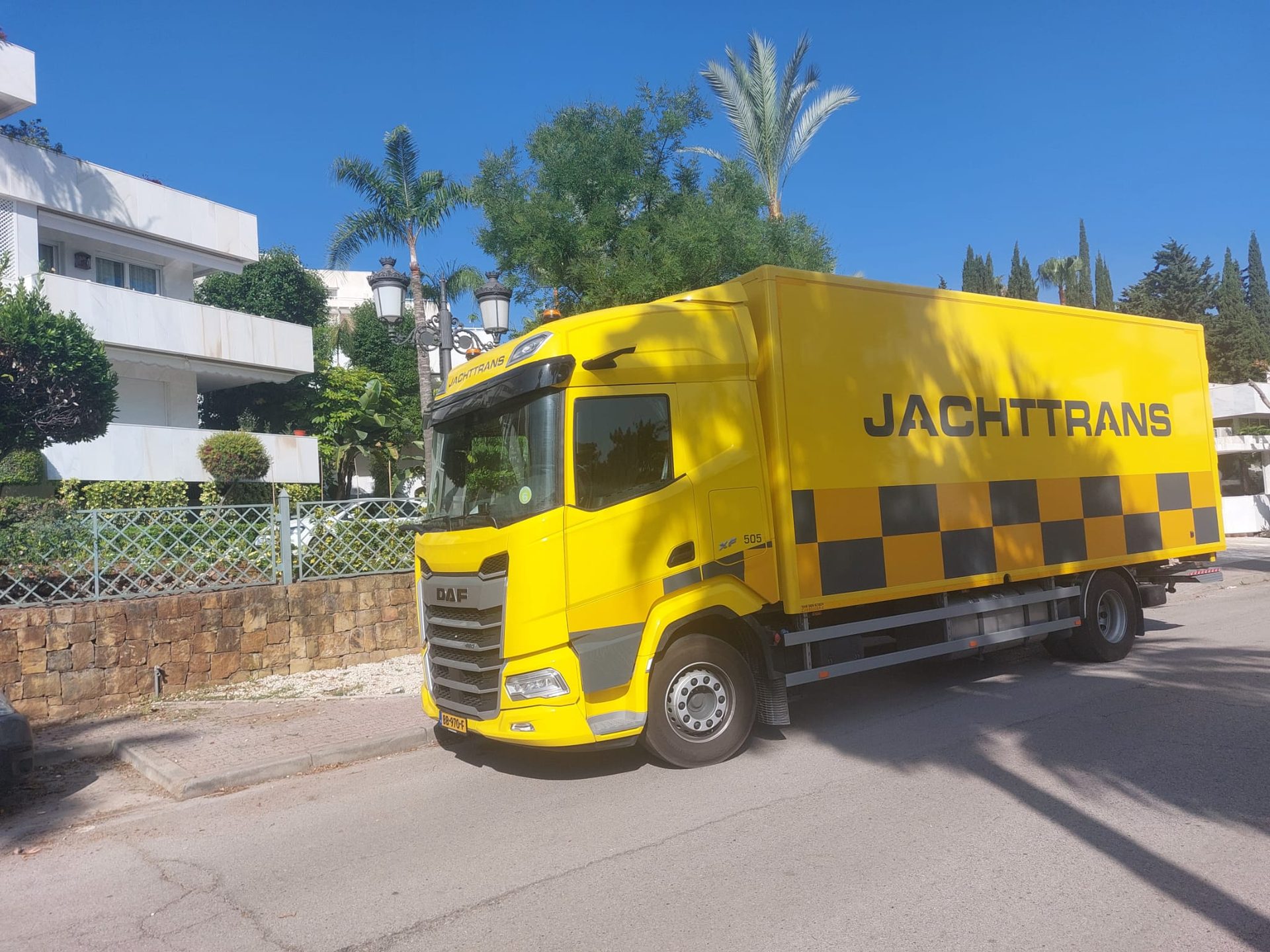 Nieuwe gele verhuiswagen van Jachttrans voor internationaal transport
